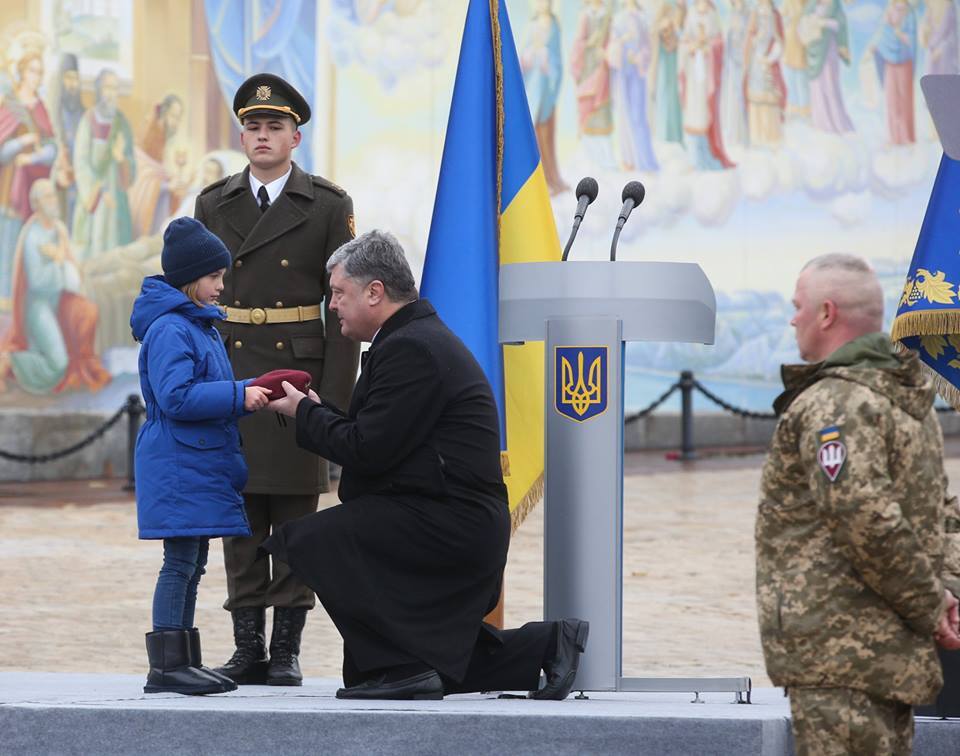 Украинские десантники будут носить береты "цвета крови": появилось фото и видео