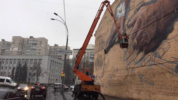У Києві на будівлі поліції з'явився незвичайний мурал із двох частин