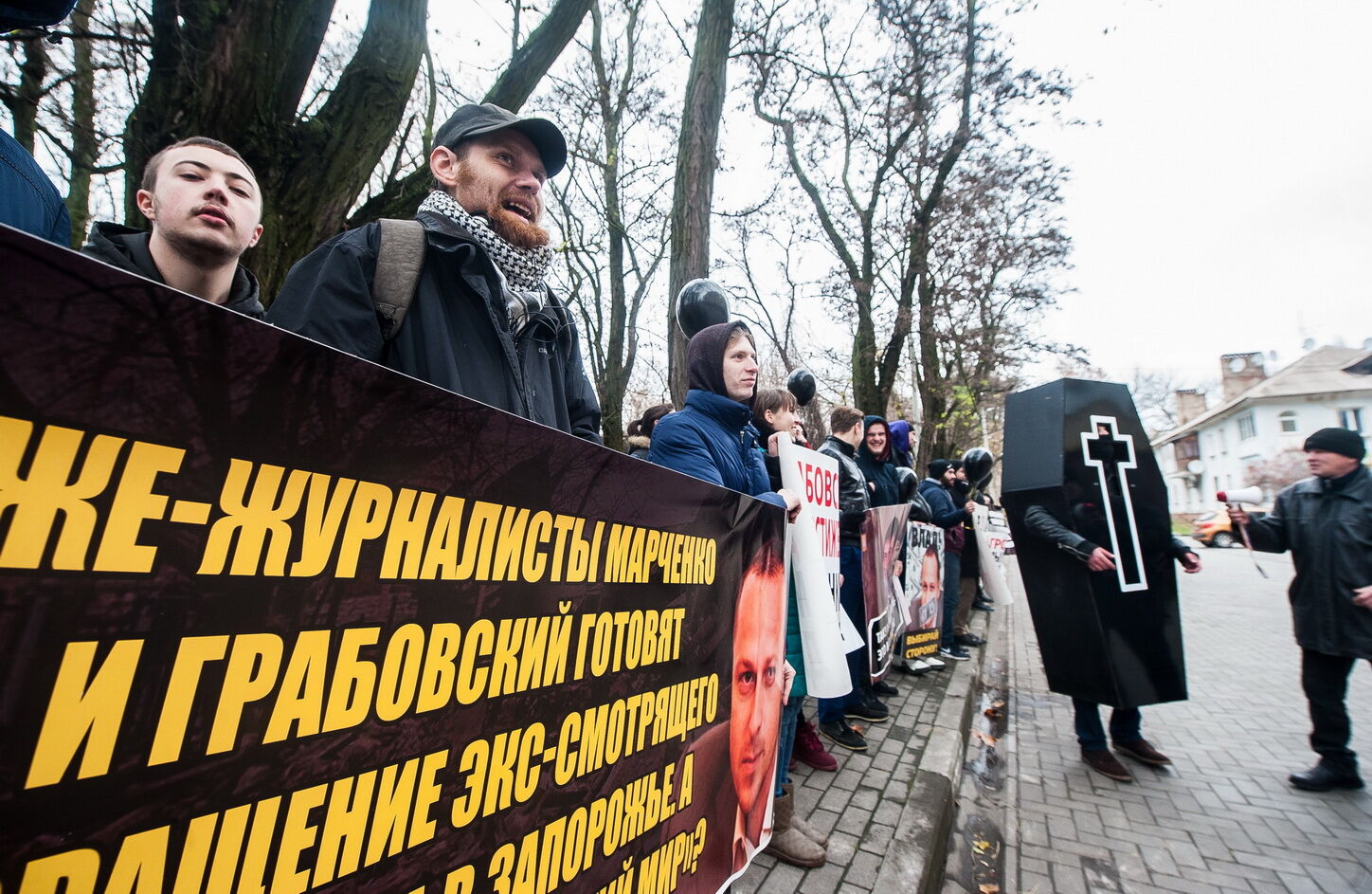 "Хватит пускать "дезу" в эфир": в Запорожье общественники, волонтеры и АТОшники провели акцию "За честную журналистику" (ФОТО)