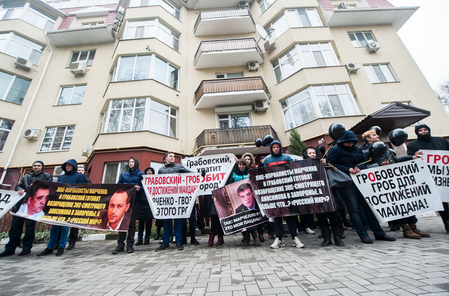 "Хватит пускать "дезу" в эфир": в Запорожье общественники, волонтеры и АТОшники провели акцию "За честную журналистику" (ФОТО)