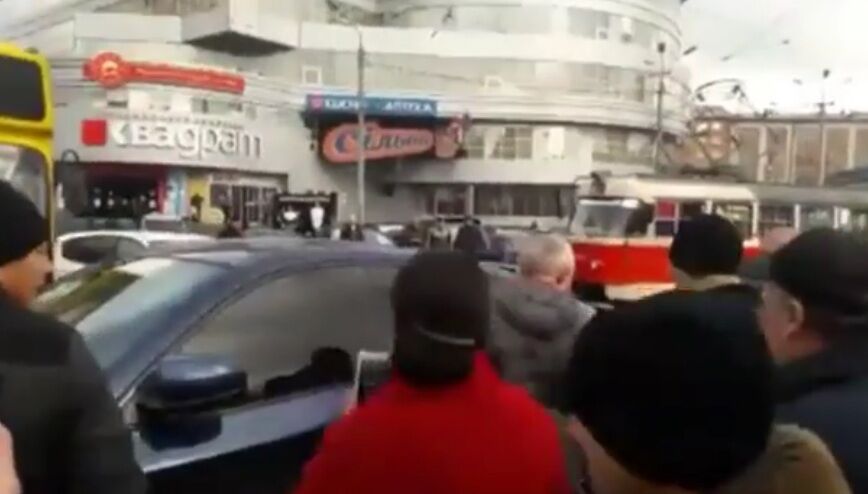Устроили самосуд: в Киеве прохожие жестоко проучили наглого героя парковки