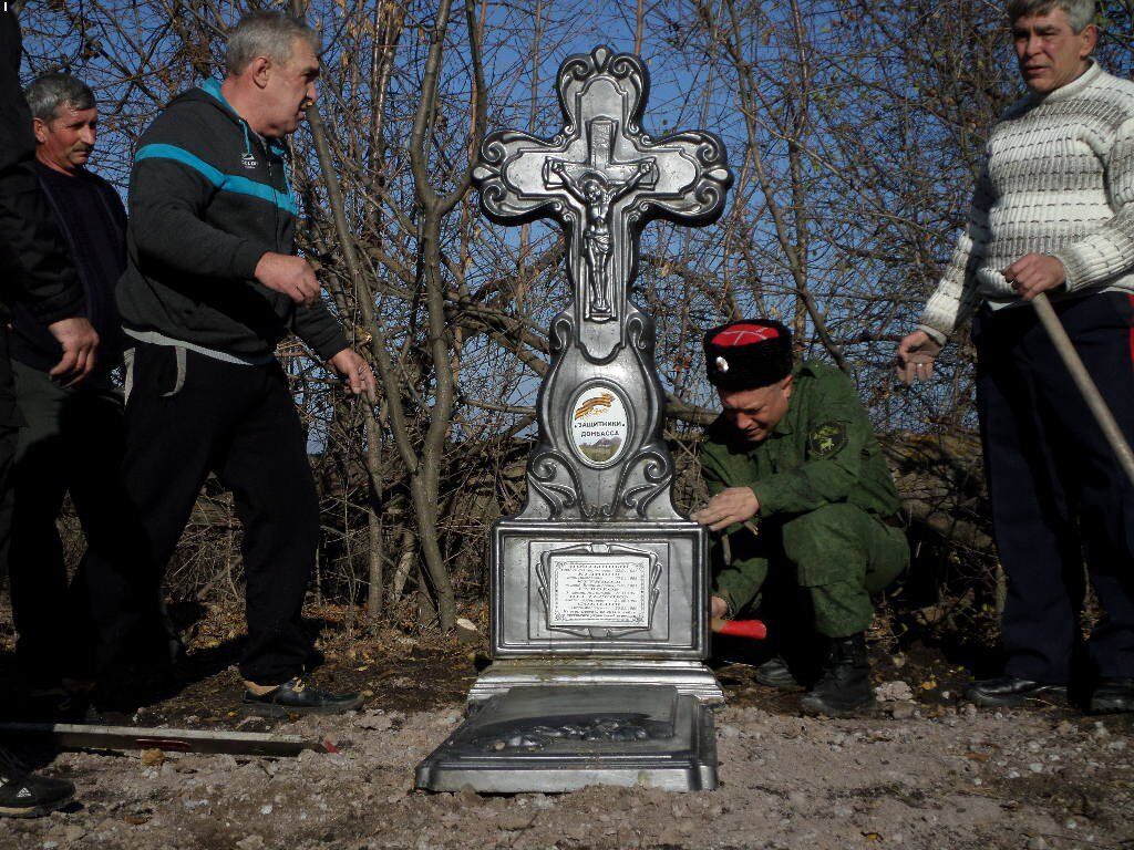 "Забирайте назад в Мордор": соцсеть возмутил мемориал убитым "казакам" на Луганщине