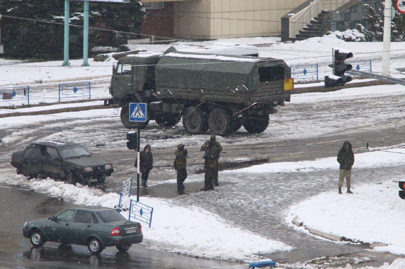 "В здание вошли сотни вооруженных людей": "прокуратуру" "ЛНР" взяли штурмом