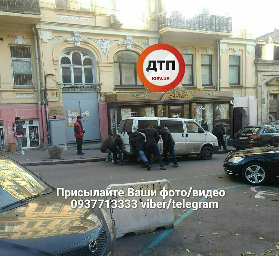 У Києві розлючені мешканці несподівано розібралися з героєм парковки