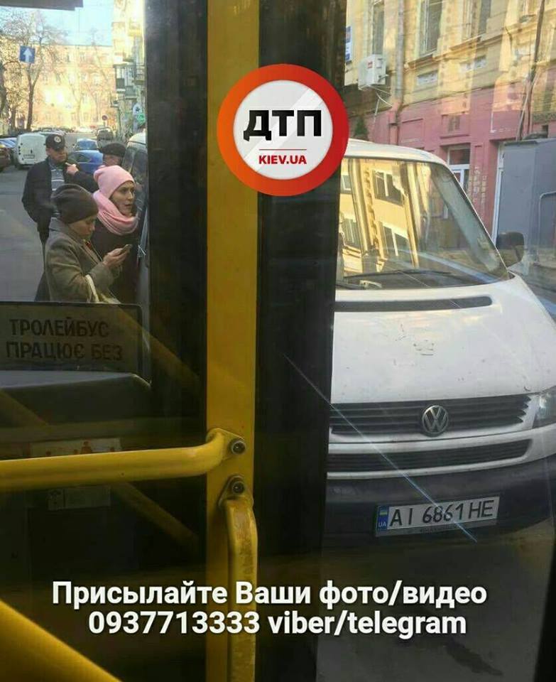У Києві розлючені мешканці несподівано розібралися з героєм парковки