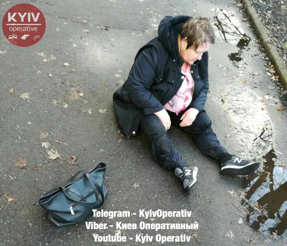Выпала из авто и уснула на асфальте: в Киеве поймали пьяную женщину-водителя