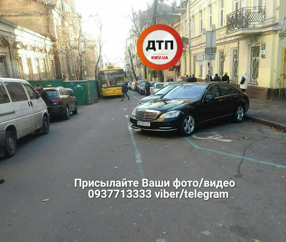 В Киеве разъяренные жители неожиданно разобрались с героем парковки