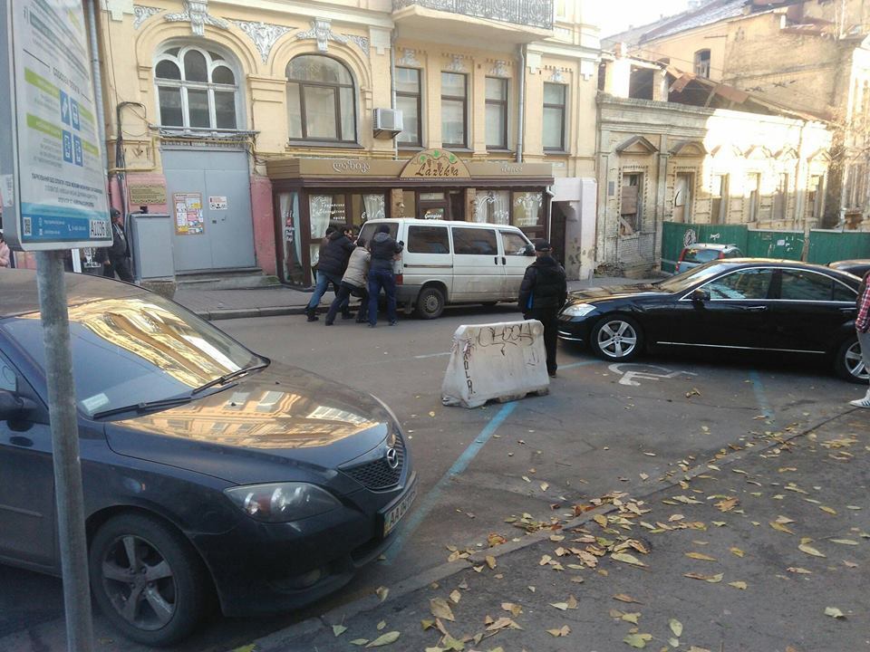 В Киеве разъяренные жители неожиданно разобрались с героем парковки