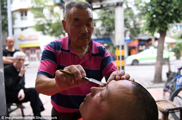 Побрили глаза: в сети показали уникальный метод "лечения" в Китае
