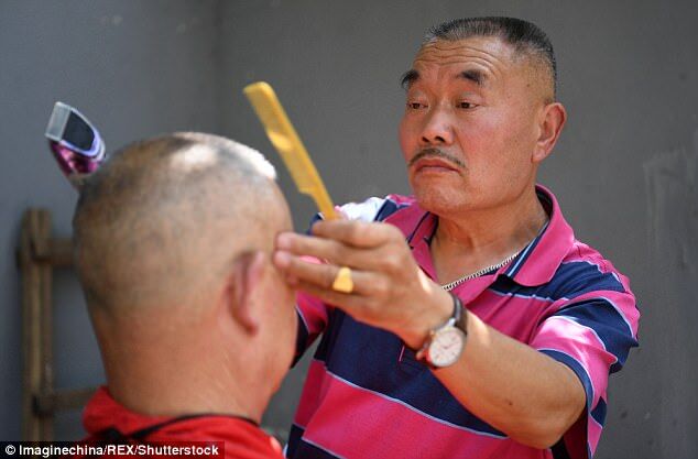 Поголили очі: в мережі показали унікальний метод "лікування" в Китаї