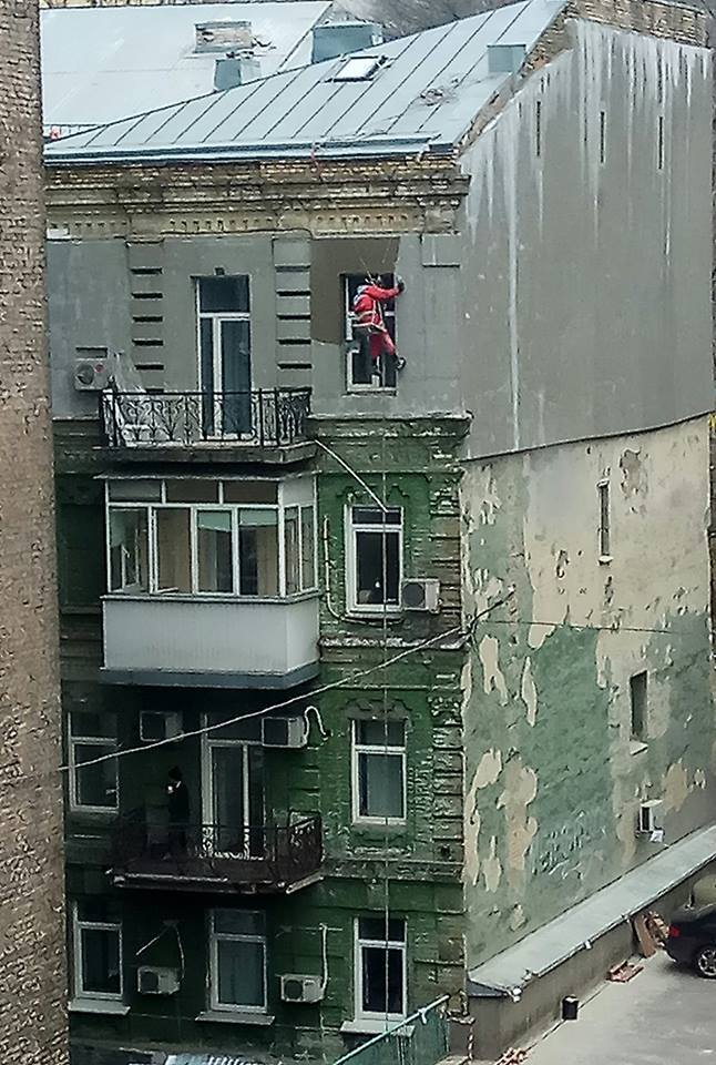"Спецназ сатани!" Фасад житлового будинку в Києві викликав гостру суперечку в мережі