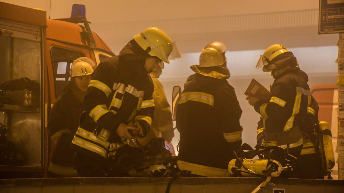 В Киеве станцию метро окружили пожарные и смог: стало известно, что произошло