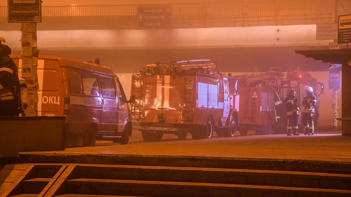 В Киеве станцию метро окружили пожарные и смог: стало известно, что произошло