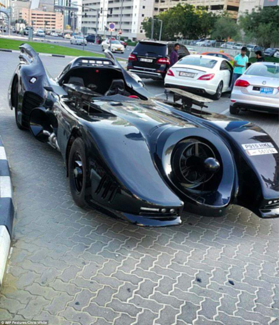 Роберт Мугабе-младший появился в черном Batmobile, изучая американскую архитектуру в Дубае