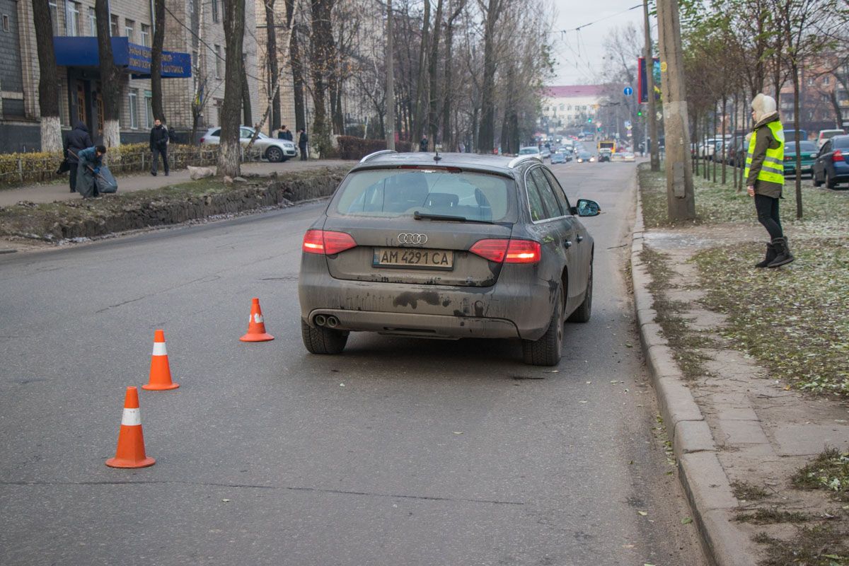 Вирішив ризикнути: в Києві автомобіль збив пішохода біля переходу