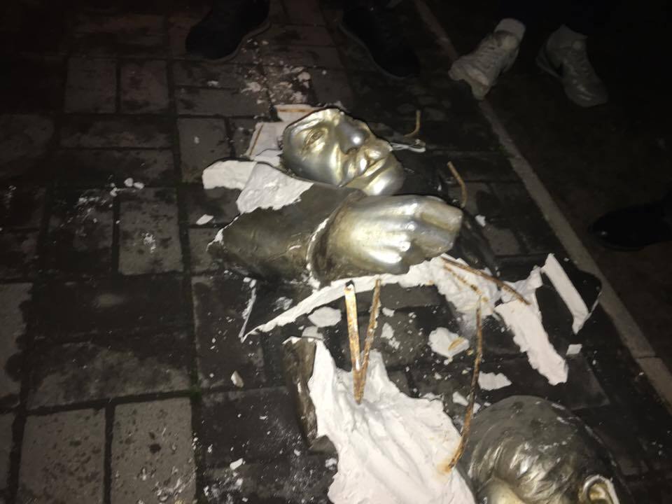 Прощай, Сталин: в Запорожье уничтожили скульптуру виновника Голодомора в Украине