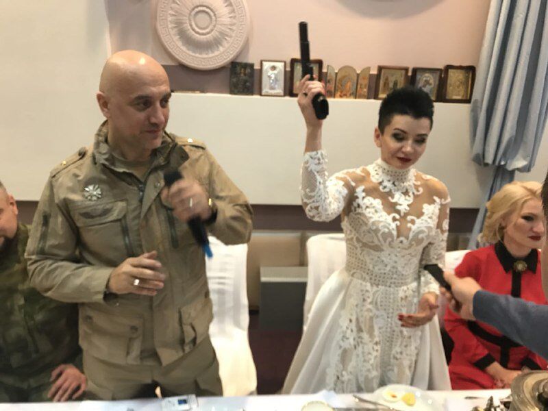 "Прилепин замуж вышел": новые фото со свадьбы писателя-террориста удивили сеть