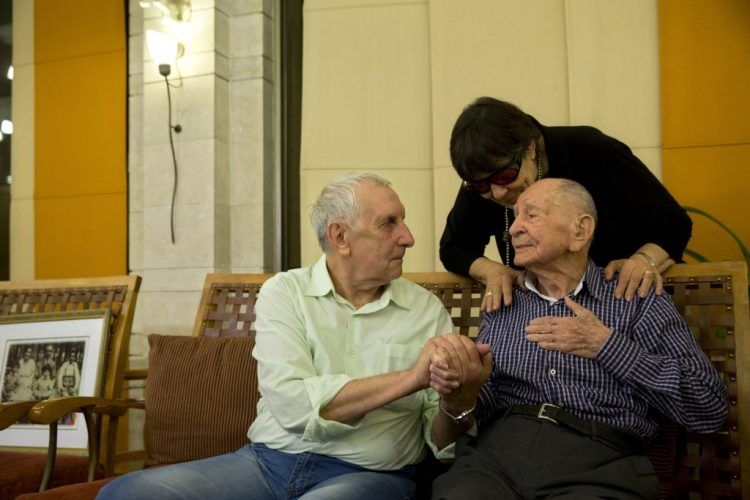 Вони не знали, що хтось вижив! Сім'я жертви Голокосту возз'єдналася через 70 років