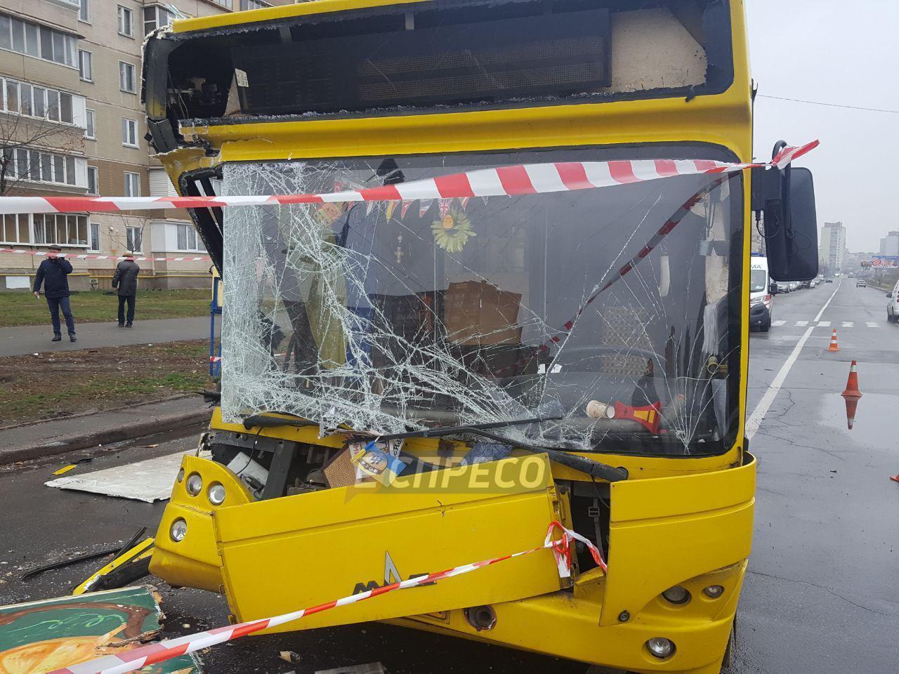 "Носило по дороге": в Киеве маршрутка на полном ходу врезалась в грузовик