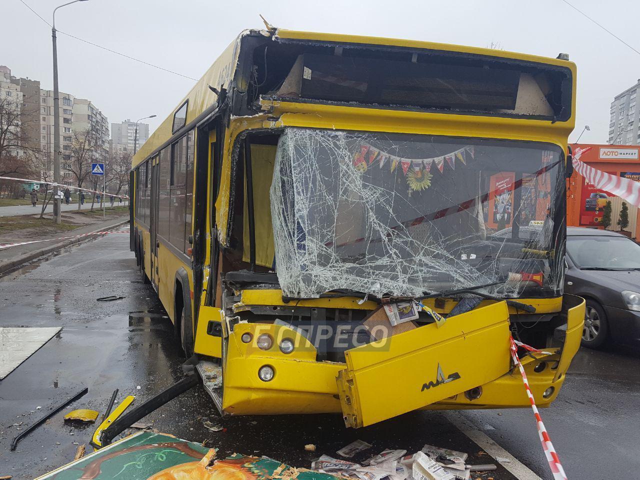 "Носило по дороге": в Киеве маршрутка на полном ходу врезалась в грузовик