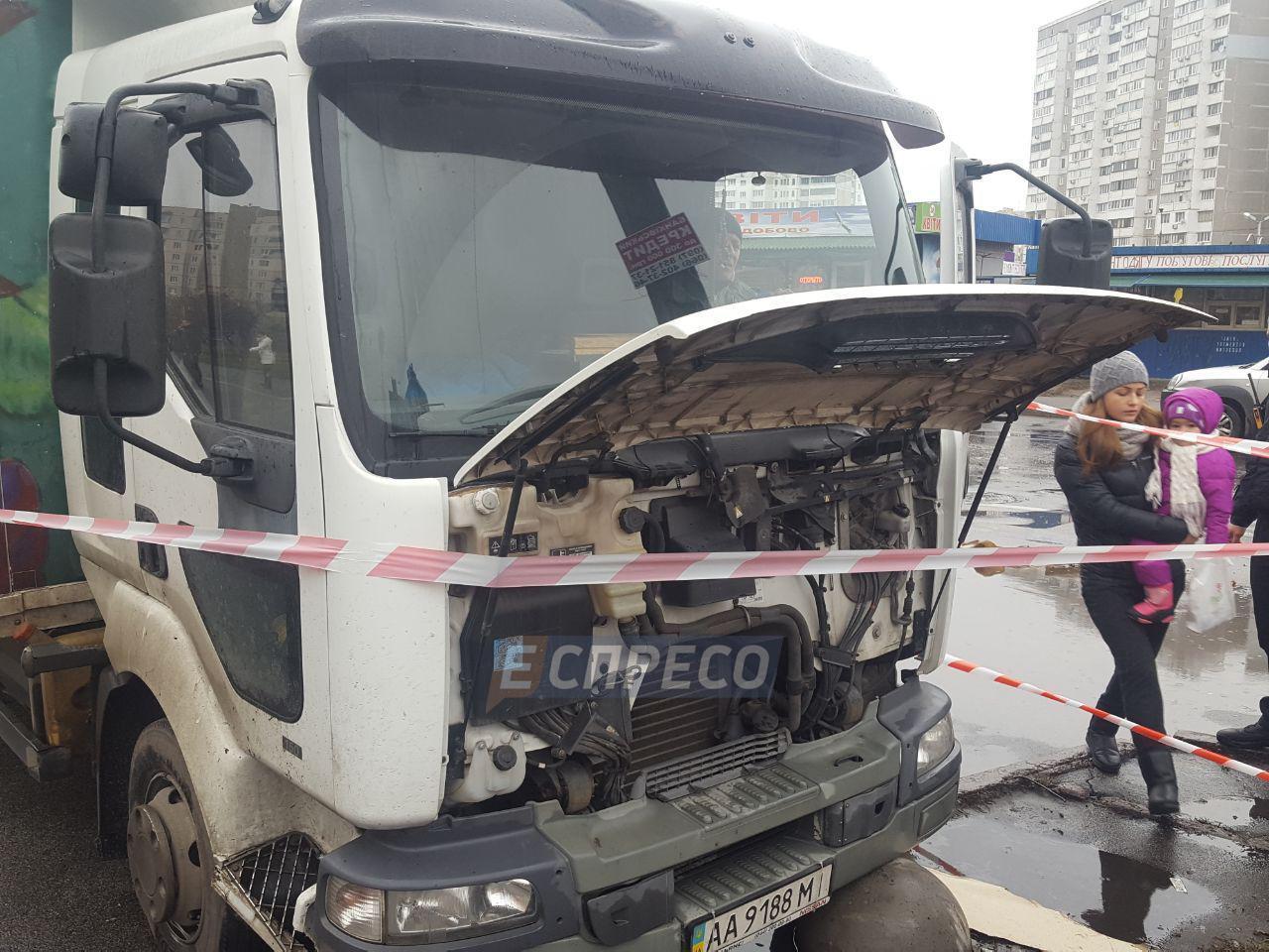 "Носило по дороге": в Киеве маршрутка на полном ходу врезалась в грузовик
