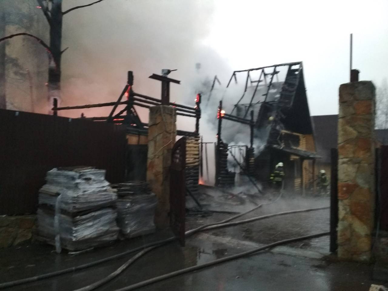 Под Киевом загорелся известный ресторан: в сеть попало видео