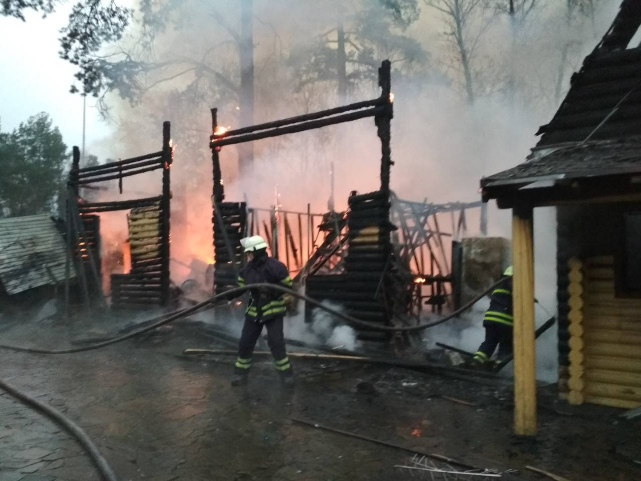 Под Киевом загорелся известный ресторан