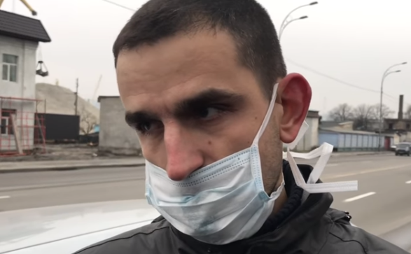 Кричал, что он Бог: в Киеве водитель без штанов устроил шоу на дороге