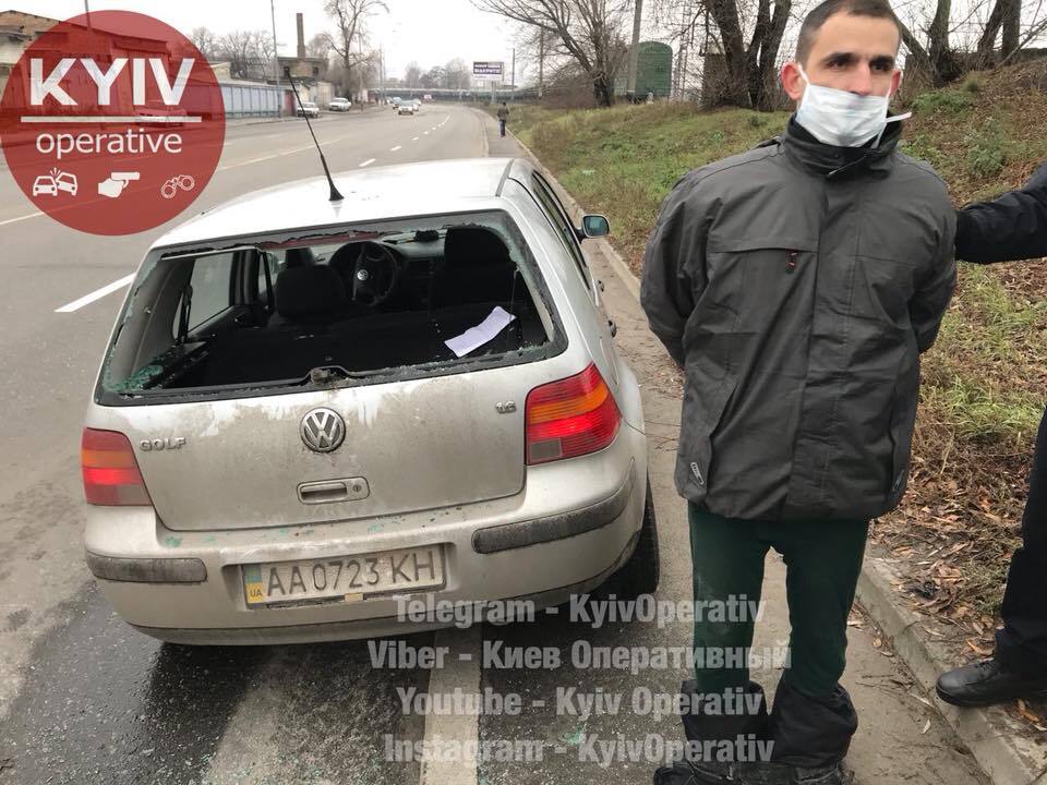 Кричав, що він Бог: в Києві водій без штанів влаштував шоу на дорозі