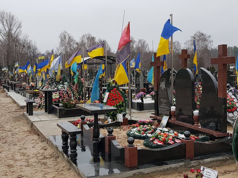 "Погибли на войне с рашистами": фото с кладбища в Киеве поразило сеть