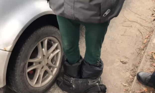 Кричал, что он Бог: в Киеве водитель без штанов устроил шоу на дороге