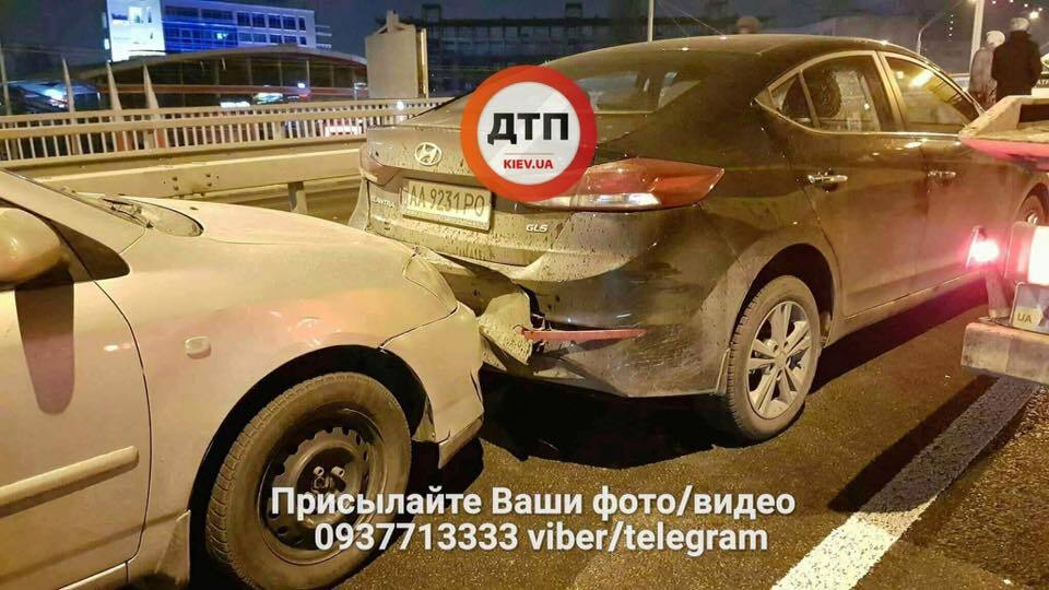 В Киеве произошло масштабное ДТП: опубликованы фото и видео с места аварии