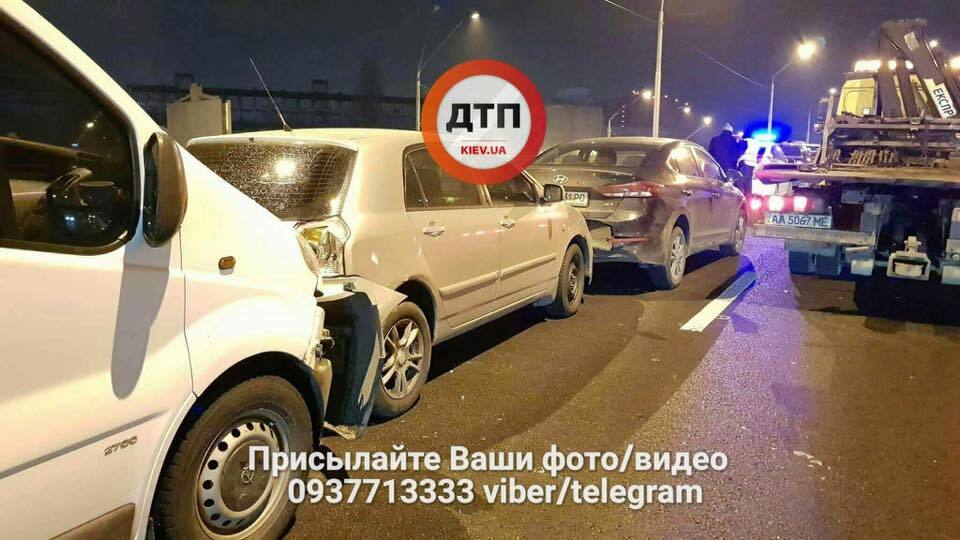 В Киеве произошло масштабное ДТП: опубликованы фото и видео с места аварии
