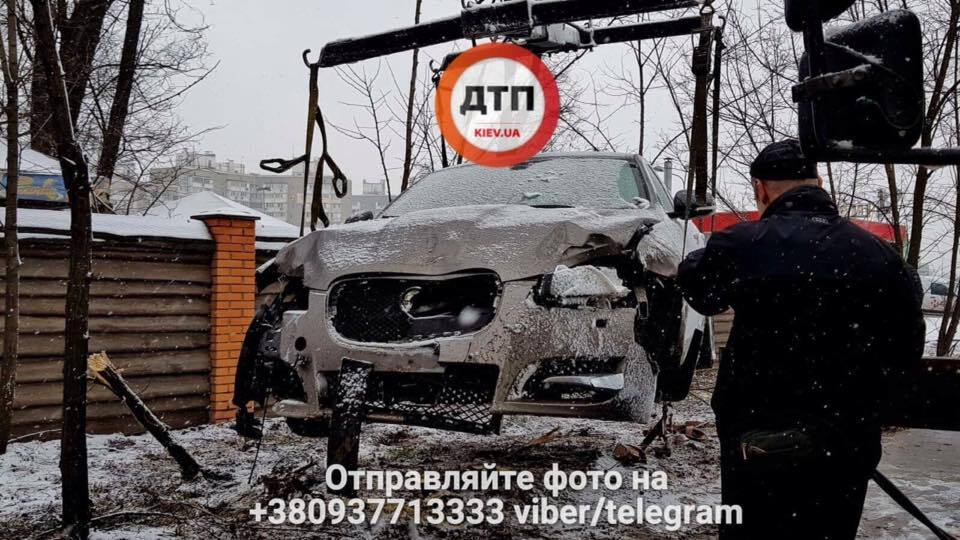 Зніс чотири дерева і влетів в огорожу: в Києві ожеледь спровокувала серйозну ДТП