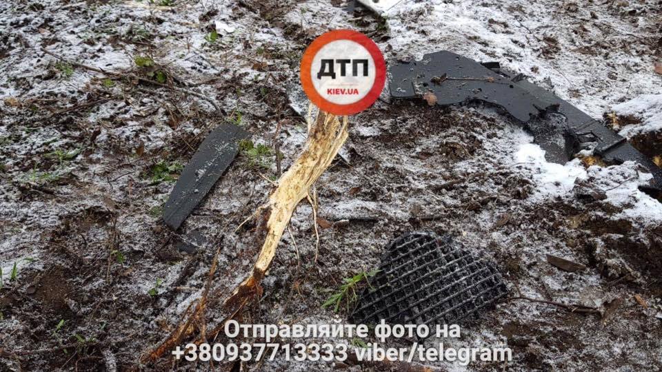 Снес четыре дерева и влетел в забор: в Киеве гололед спровоцировал серьезное ДТП
