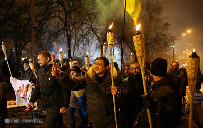 С фаерами и потасовками: в Киеве прошла акция протеста в годовщину разгона Майдана