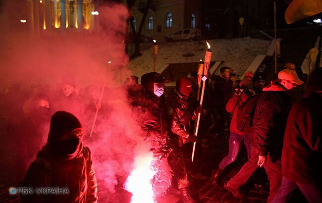 Із фаєрами і бійками: в Києві пройшла акція протесту в річницю розгону Майдану