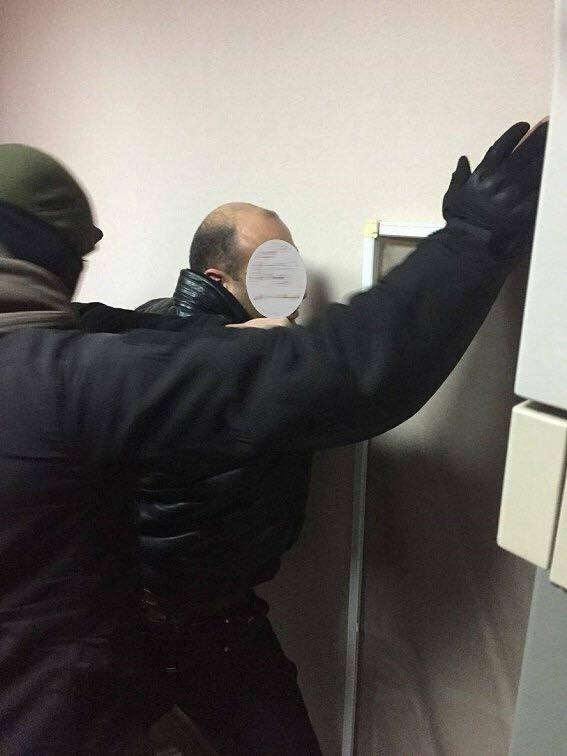 Грубо нарушали закон о труде: полиция взялась за руководство одного из ресторанов Киева