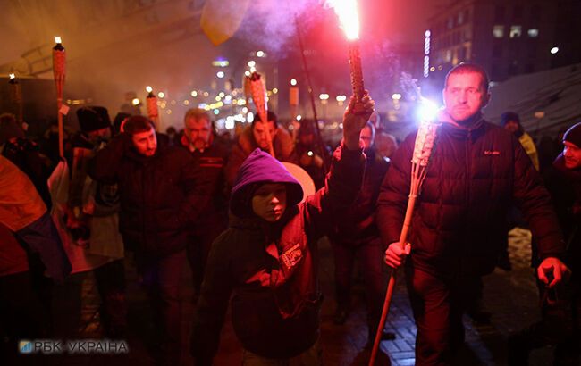 Із фаєрами і бійками: в Києві пройшла акція протесту в річницю розгону Майдану
