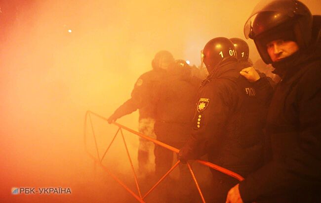 С фаерами и потасовками: в Киеве прошла акция протеста в годовщину разгона Майдана