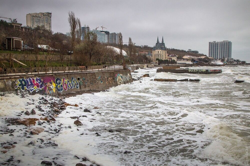 На Одессу обрушился бушующий шторм: удивительные фото 