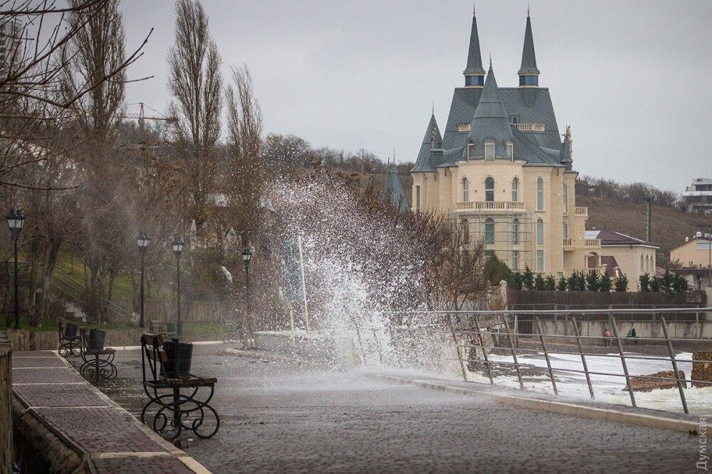 На Одессу обрушился бушующий шторм: удивительные фото 