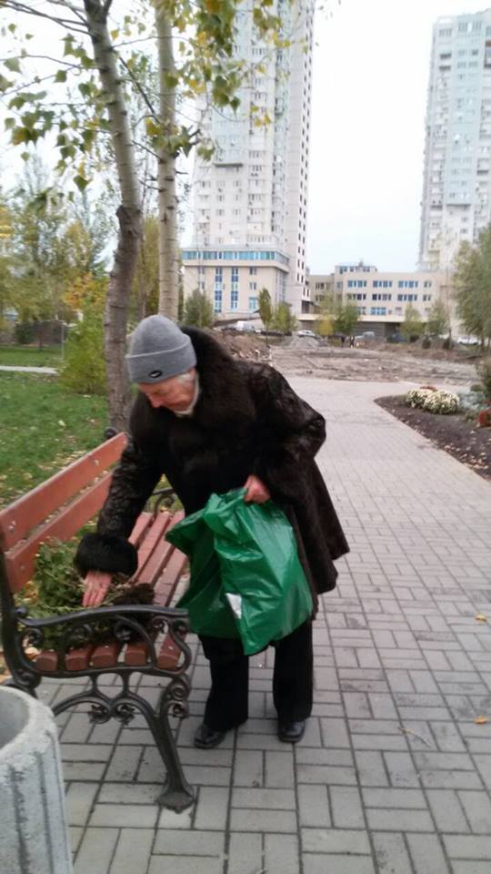 "Это менталитет": старушка возмутила сеть своим поступком в Киеве