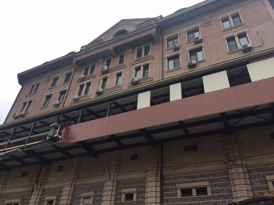 Стройка по-украински: в историческом центре Киева соорудили царь-балкон