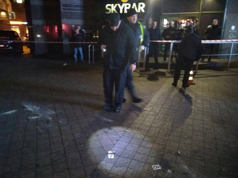 В центре Киева в стриптиз-клуб бросили взрывпакеты. Опубликованы фото и видео