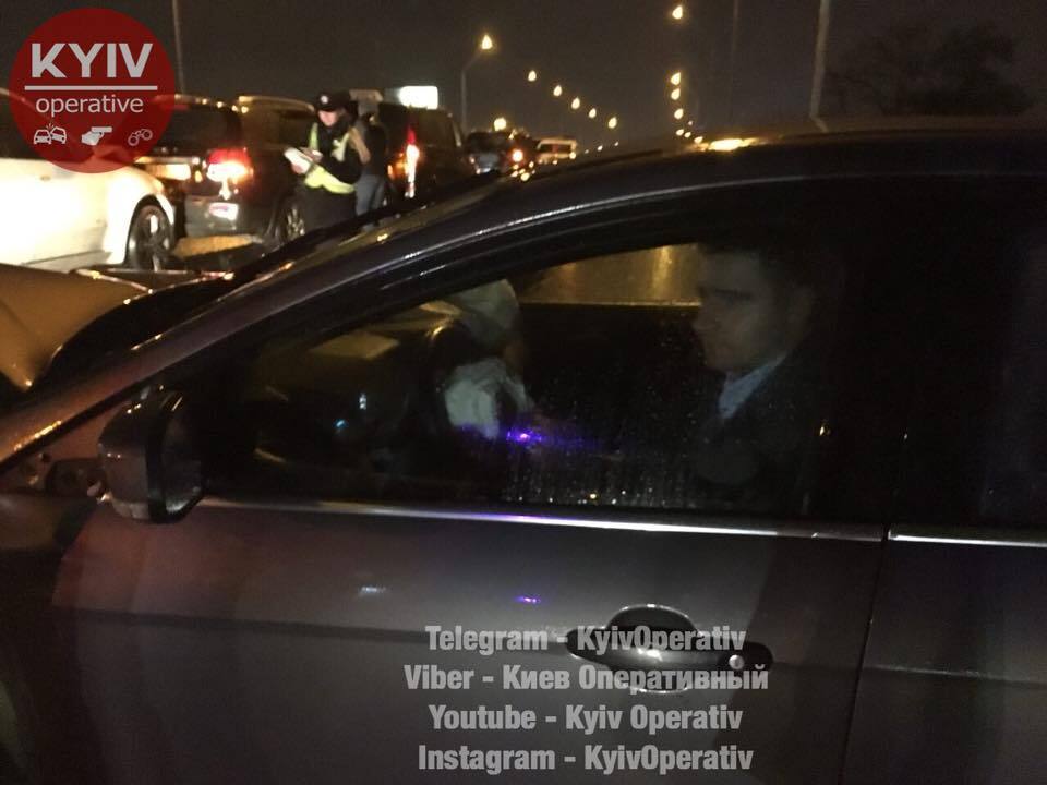 Пассажир вылетел из авто: в Киеве пьяный водитель устроил жуткое ДТП