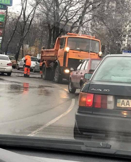 "Це жах": мережу розгнівала ситуація на дорозі в Києві