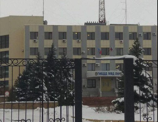 Приховувати більше нічого: терористи "ЛНР" вивісили в Луганську прапори Росії