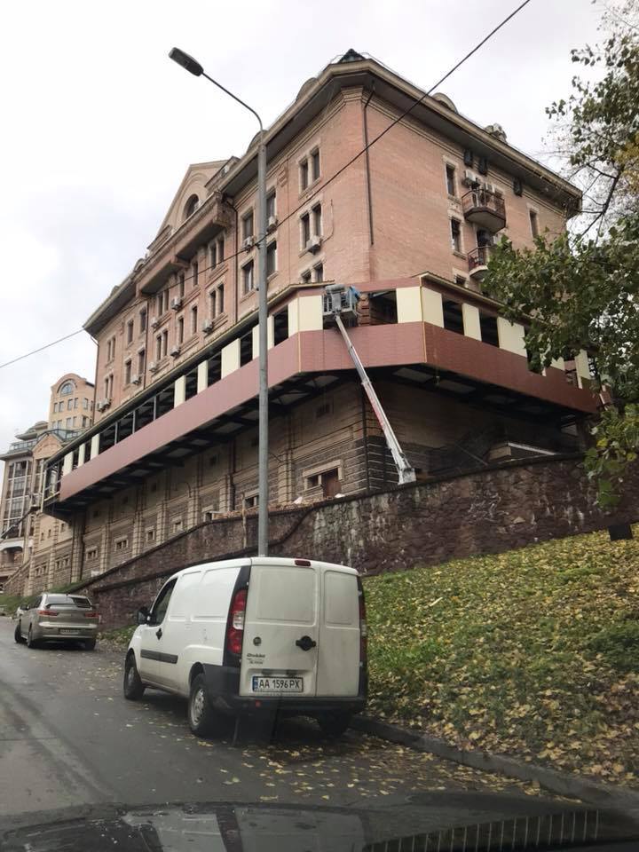 Царь-балкон в Киеве: сеть возмутили новые фото изуродованного здания