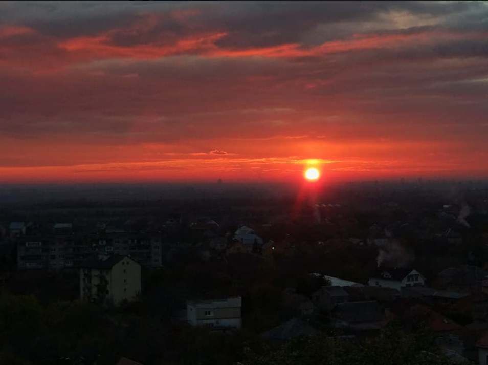 Пожар в небе: в сети показали фантастический закат на Закарпатье